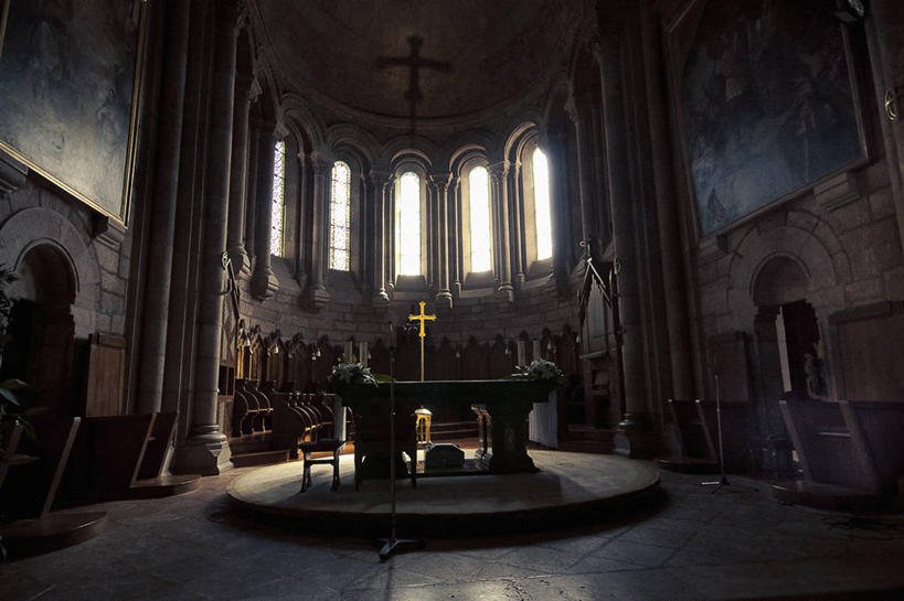 无人,教堂,横图,室内,白天,窗户,桌子,建筑,相框,日光,西班牙,十字架,历史,摄影,宁静,基督教,宗教建筑,祭坛,阿斯图里亚斯,彩图