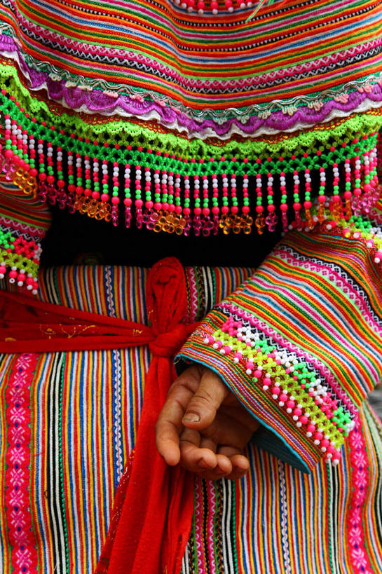 成年人,一个人,竖图,室外,特写,白天,越南,仅一个女性,市场,摄影,苗族,彩图,全画面,全框架,全帧,传统服装,全画幅