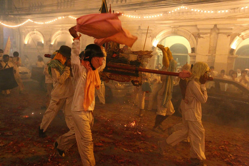 横图,室外,爆炸,街道,泰国,庆祝,许多人,拿着,普吉岛,焰火,黄昏,背着,一群人,轿子,摄影,宗教,运送,灵性,步行,彩图,传统服装,传统节日