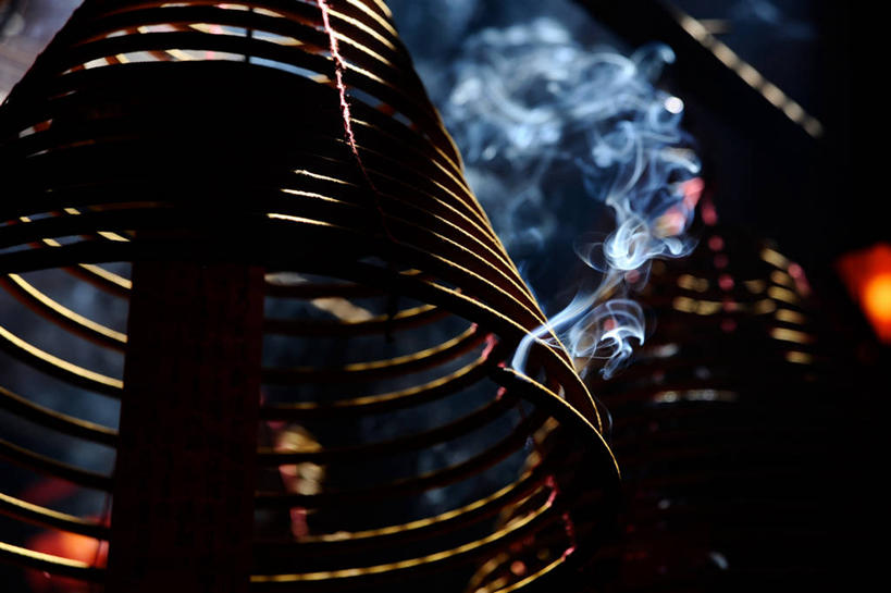 无人,横图,室内,特写,白天,香港,日光,吊挂,悬挂,燃烧,挂,佛香,烟,摄影,佛教,中国文化,螺线,灵性,彩图