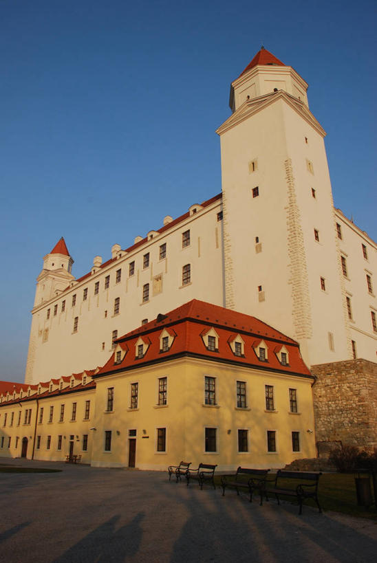 无人,竖图,室外,白天,建筑,斯洛伐克,阴影,长椅,城堡,首都,历史,摄影,万里无云,布拉迪斯拉发,布拉迪斯拉发城堡,彩图