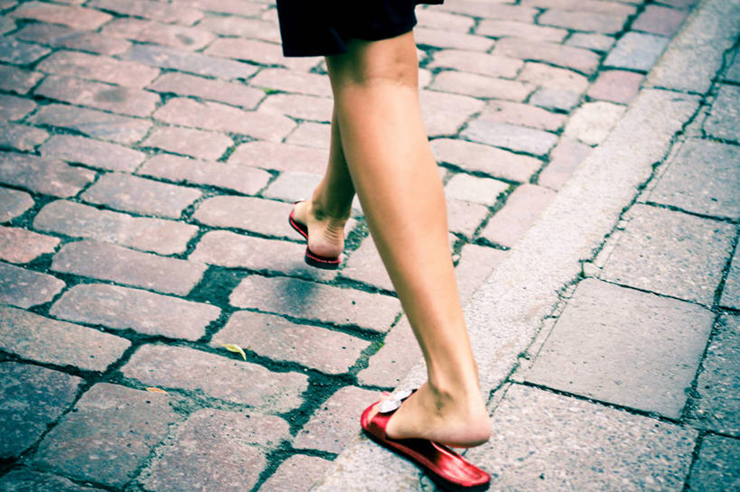 成年人,一个人,横图,室外,白天,凉鞋,街道,鞋子,爱沙尼亚,仅一个女性,古城,人行道,首都,红色,摄影,踏步,塔林,彩图,夹趾拖鞋,人字拖,人字拖鞋
