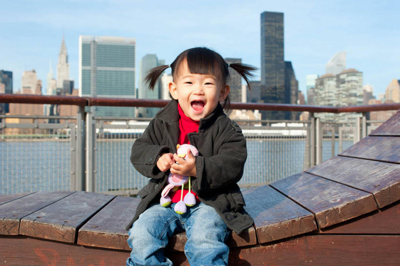 婴儿,儿童,一个人,坐,横图,室外,白天,正面,快乐,幸福,纯洁,美国,仅一个人,休闲装,小孩,张嘴,辫子,可爱,童年,童趣,摄影,活泼,宝宝,肖像,张大嘴巴,童真,纯真,烂漫,无邪,长岛市,伶俐,天真,孩子,张开嘴,彩图,朝鲜族