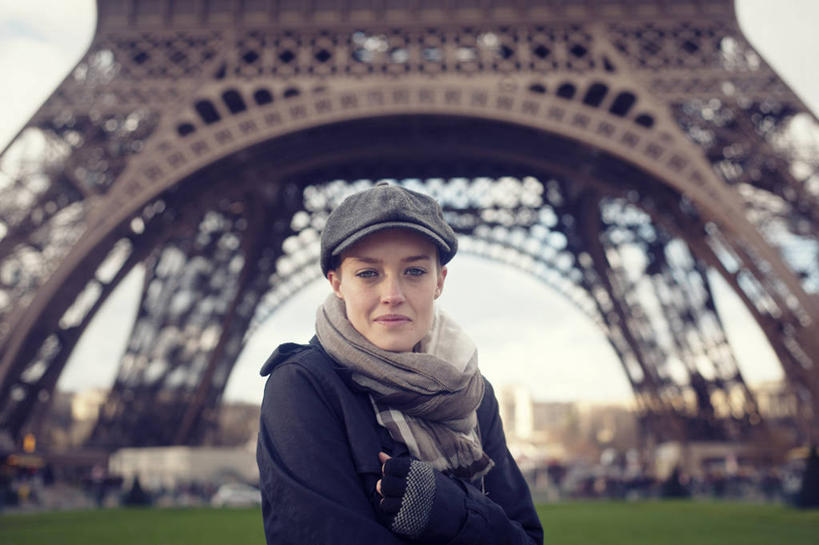 西方人,成年人,脸,头,脸颊,一个人,站,双手交叉,微笑,横图,室外,白天,毛衣,满意,信心,法国,巴黎,欧洲,艾菲尔铁塔,欧洲人,仅一个年轻女性,仅一个女性,仅一个人,塔,埃菲尔铁塔,首都,肩膀,天空,围巾,鸭舌帽,摄影,双手抱胸,西欧,法兰西,肖像,巴黎铁塔,法国文化,法兰西共和国,战神广场,法兰西第五共和国,法兰西岛,法兰西岛大区,年轻女性,女人,女性,白种人,年轻人,头部,脸部,脸蛋,面部,彩图,巴黎省,巴黎市,美人