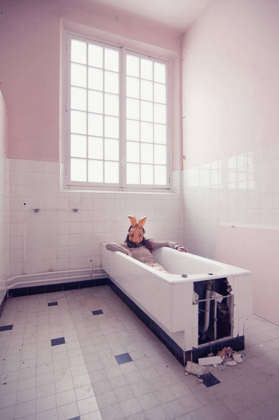 成年人,一个人,坐,竖图,室内,白天,正面,窗户,浴室,仅一个女性,休闲装,靠,靠着,浴盆,摄影,幽默,家兔,半身,彩图