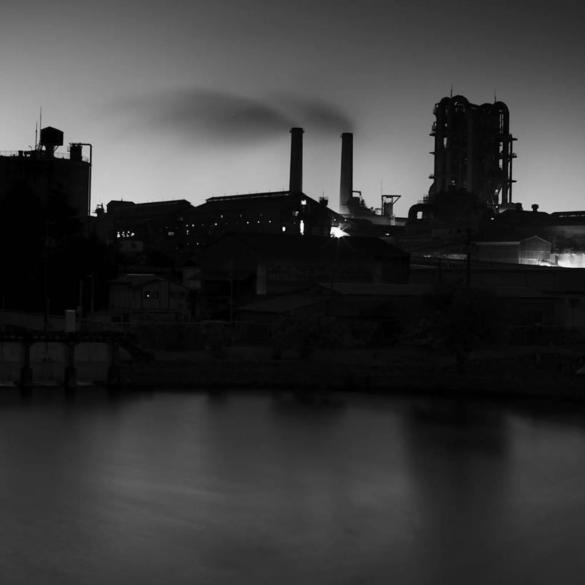 无人,方图,黑白,室外,夜晚,烟囱,河流,水,日本,反射,烟,工业,摄影,能源,污染,万里无云,岐阜县,空气污染