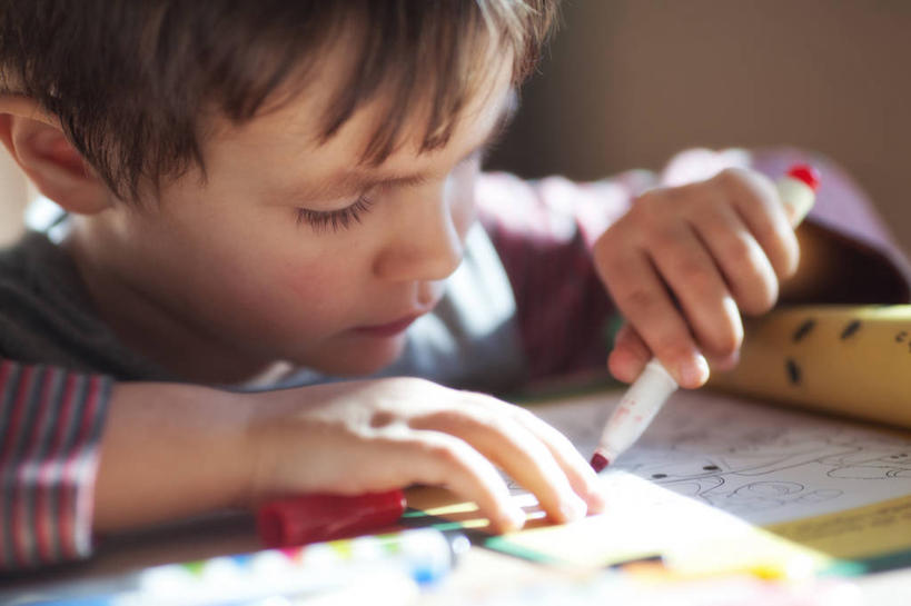 儿童,脸,头,脸颊,一个人,横图,室内,白天,正面,纯洁,意大利,仅一个男性,仅一个人,纸,拿着,休闲装,肩膀,小孩,仅一个小孩,可爱,童年,童趣,摄影,着色,童真,烂漫,无邪,美术工艺,天真,男孩,男人,男性,孩子,头部,脸部,脸蛋,面部,彩图,毡尖笔,男生