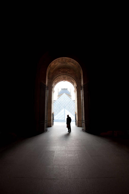 成年人,一个人,宫殿,站,竖图,室内,白天,建筑,法国,巴黎,欧洲,仅一个男性,艺术,三角形,拱门,卢浮宫,首都,宏伟,历史,地标建筑,表,金字塔,探索,摄影,西欧,法兰西,剪影,法国文化,法兰西共和国,方锥形,法兰西第五共和国,罗浮宫博物馆,法兰西岛,法兰西岛大区,彩图,巴黎省,巴黎市,卢浮宫金字塔,独处,玻璃金字塔