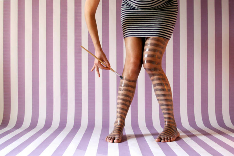 成年人,手,一个人,站,横图,室内,时尚,意大利,仅一个女性,条纹,拿着,休闲装,画笔,赤脚,人体,摄影,部分,作画,四肢,维琴察,美术工艺,设计,彩图