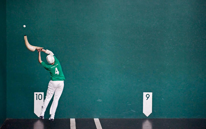 一个人,跳,横图,室内,运动,西班牙,欧洲,拿着,球,背面,活力,击打,摄影,南欧,体育器械,西班牙王国,阿拉贡,阿拉贡自治区,萨拉戈萨,回力球,潘普洛纳,萨拉戈萨省,彩图