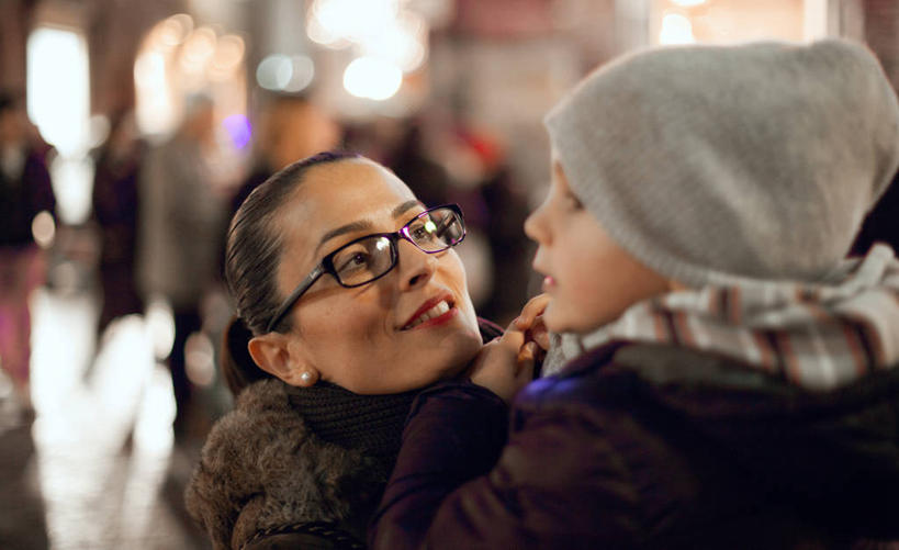 儿童,成年人,中年人,脸,头,脸颊,两个人,家庭,母亲,儿子,横图,室外,夜晚,纯洁,城市,帽子,意大利,眼镜,肩膀,小孩,看,温暖,温馨,一家人,可爱,童年,童趣,摄影,照亮,和睦,关爱,运送,童真,烂漫,无邪,编织帽,乌比诺,天真,男孩,男性,中年女性,孩子,头部,脸部,脸蛋,面部,步行,彩图,爱,融洽,法诺
