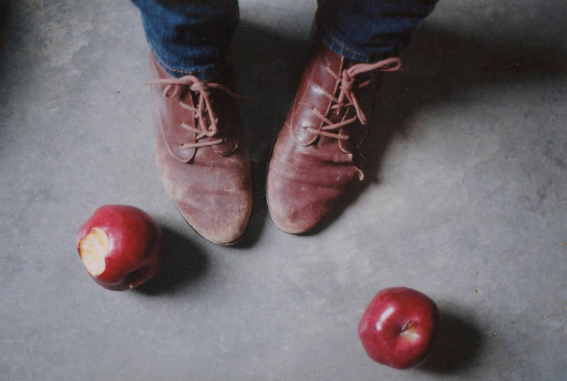 腿,一个人,站,横图,俯视,室内,白天,苹果,水果,鞋子,美国,咬,食品,牛仔裤,休闲装,人体,摄影,部分,咬着,不幸,健康食物,四肢,彩图,高角度拍摄