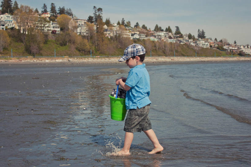 西方人,儿童,一个人,横图,室外,白天,侧面,度假,纯洁,水,贝壳,欧洲,加拿大,欧洲人,仅一个男性,仅一个人,湿,拿着,休闲装,小孩,绿色,仅一个小孩,赤脚,鸭舌帽,可爱,童年,童趣,摄影,童真,烂漫,无邪,收集,大不列颠哥伦比亚,天真,男孩,男人,男性,白种人,亚洲人,孩子,海滩,休闲活动,步行,彩图,白石,男生,菲律宾人