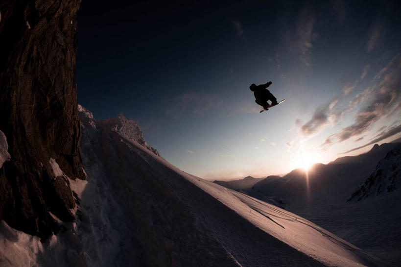 一个人,跳,横图,室外,镜头眩光,兴奋,日落,山,雪,日光,加拿大,云,冬天,半空,极限运动,天空,寒冷,活力,摄影,滑雪板,享乐,剪影,惠斯勒,大不列颠哥伦比亚,冒险,彩图