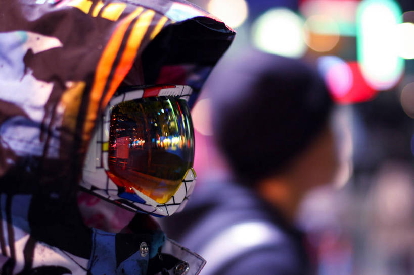 成年人,脸,头,脸颊,一个人,横图,室外,夜晚,路灯,东京,日本,仅一个男性,反射,首都,肩膀,摄影,护目镜,保护,照亮,头部,脸部,脸蛋,面部,彩图