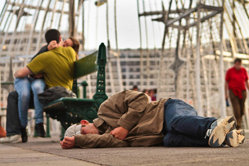 成年人,四个人,坐,横图,室外,白天,幸福,街道,葡萄牙,长椅,休闲装,摄影,侧卧,马德拉,异性恋,丰沙尔,大西洋群岛,男人,女人,亲吻,睡觉,彩图,爱,社会问题