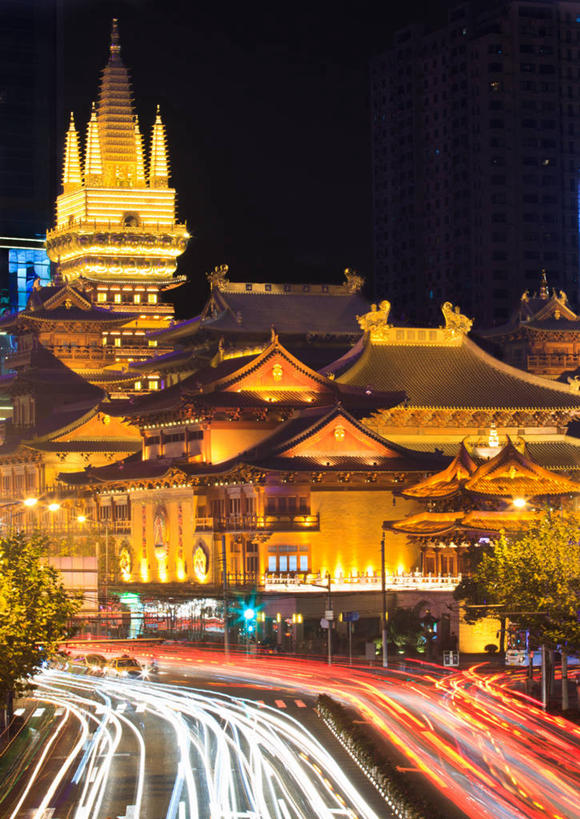 无人,寺庙,竖图,室外,夜晚,建筑,路,汽车,照明,上海,车,灯,灯具,交通工具,运输,摄影,宗教,绿灯,尾灯,迅速,照亮,照明设备,宗教建筑,中国文化,载具,前照灯,前大灯,车前灯,彩图