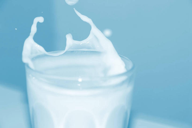 牛奶,无人,横图,特写,挪威,蓝色背景,溅,饮食,饮料,摄影,清新,健康食物,玻璃杯,彩图,影棚拍摄,克里斯蒂安桑