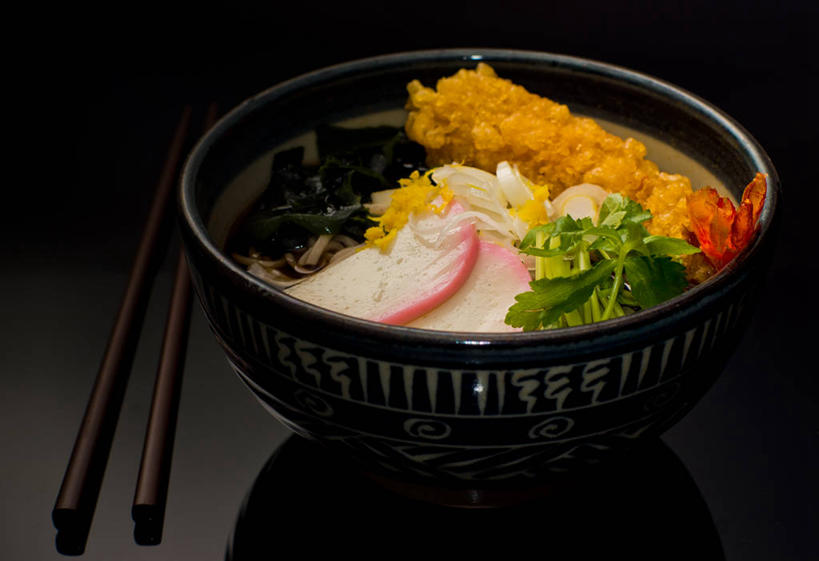 无人,横图,特写,筷子,蔬菜,日本,黑色背景,日本文化,日本料理,食品,饮食,碗,摄影,荞麦面,清新,健康食物,鱼糕,彩图,影棚拍摄,传统文化