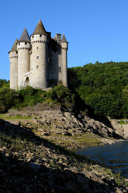 无人,竖图,室外,白天,水,植物,建筑,法国,城堡,历史,摄影,法国文化,万里无云,康塔勒,彩图