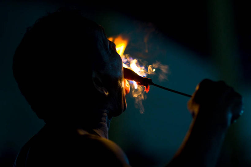 成年人,脸,头,脸颊,一个人,吃,横图,室外,夜晚,风险,火,斯里兰卡,仅一个男性,表演,火焰,热,拿着,裸露,肩膀,张嘴,摄影,裸,张大嘴巴,勇气,技能,康提,危险,头部,脸部,脸蛋,面部,张开嘴,彩图