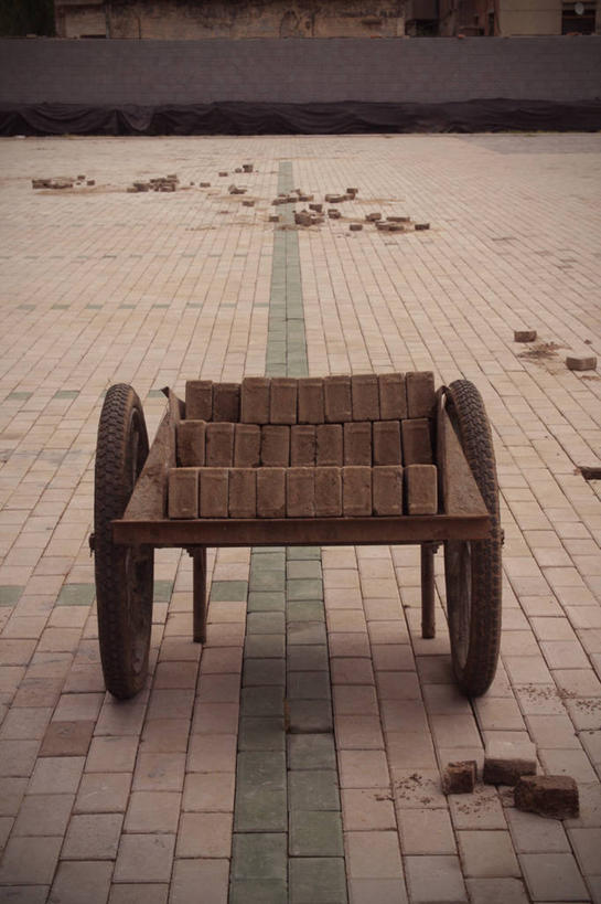 无人,竖图,室外,白天,砖,建筑工地,运输,摄影,哈尔滨,停止,暂停,停滞,独轮手推车,黑龙江省,彩图