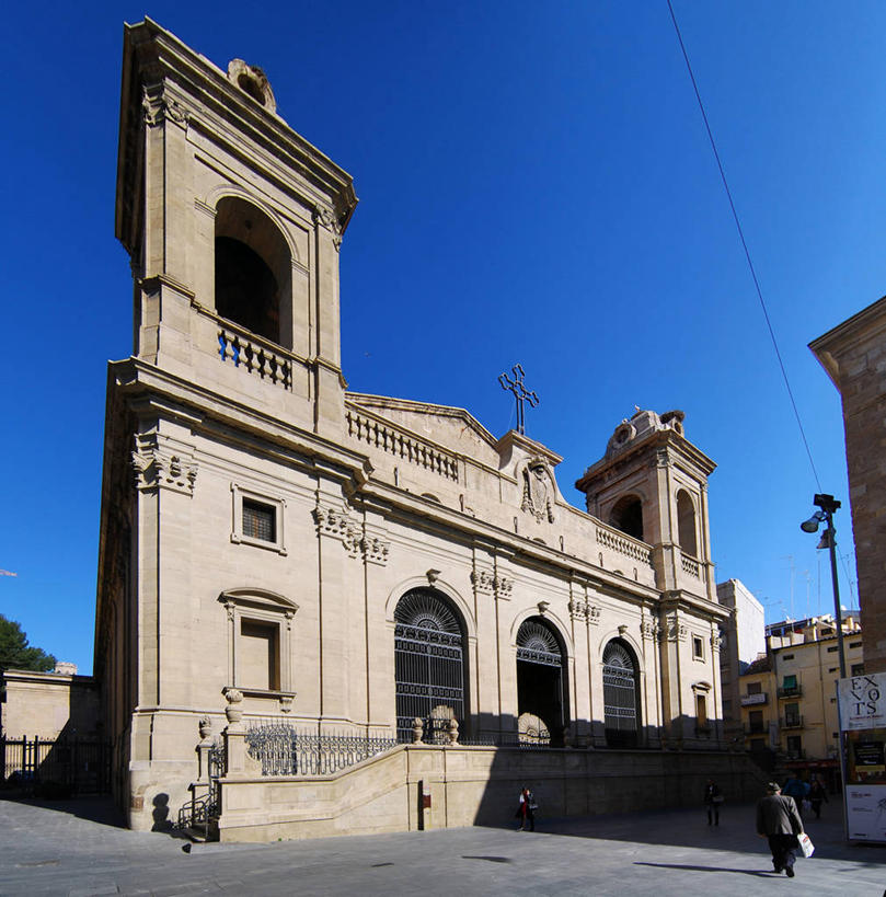 竖图,室外,白天,建筑,日光,西班牙,阴影,十字架,拱门,摄影,基督教,万里无云,莱里达省,莱里达,彩图,大教堂