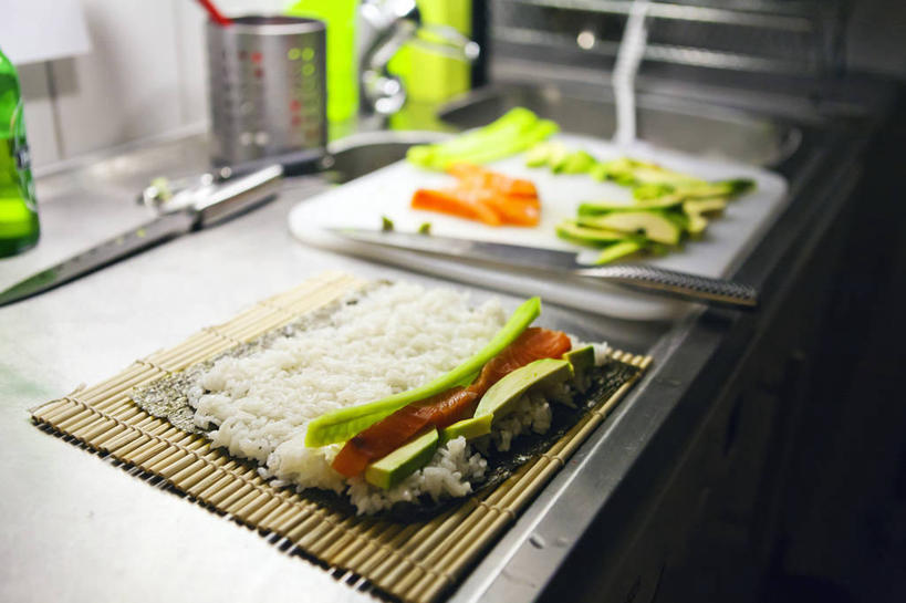 寿司,无人,横图,室内,特写,白天,黄瓜,瑞典,准备,日本文化,席子,日本料理,寿司卷,紫菜,米,饮食,鳄梨,摄影,清新,餐刀,海产,彩图