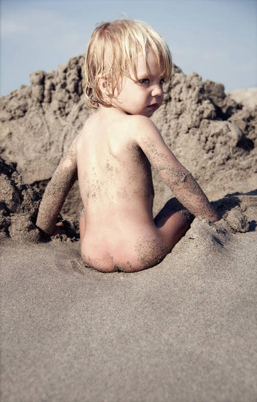 西方人,儿童,头发,裸体,一个人,坐,竖图,室外,白天,纯洁,欧洲,印度,欧洲人,亚洲,仅一个男性,仅一个人,沙子,扭头,注视,小孩,背面,天空,观察,看,转头,仅一个小孩,金色,可爱,童年,童趣,摄影,观看,察看,关注,南亚,童真,烂漫,无邪,印度共和国,北方邦,无忧无虑,帕塔拉,天真,男孩,男人,男性,白种人,孩子,海滩,彩图,男生