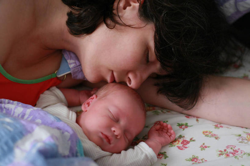 西方人,婴儿,儿童,成年人,中年人,脸,头,脸颊,头发,两个人,家庭,母亲,女儿,躺,横图,室内,特写,白天,婴儿服装,纯洁,床,卧室,比利时,欧洲,欧洲人,连接,花纹,肩膀,小孩,黑色,温暖,温馨,一家人,放松,可爱,童年,童趣,摄影,活泼,和睦,关爱,宝宝,童真,纯真,烂漫,无邪,写实,伶俐,天真,男性,女性,中年女性,白种人,孩子,头部,脸部,脸蛋,面部,闭着眼睛,睡觉,彩图,婴儿服,爱,列日,融洽,襁褓