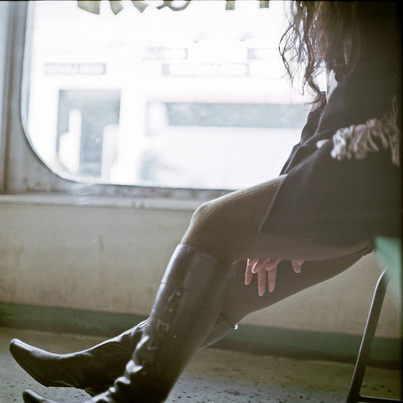 成年人,一个人,坐,横图,白天,寂寞,窗户,椅子,东京,日本,仅一个女性,首都,休闲装,靴子,放松,摄影,等,长发,彩图