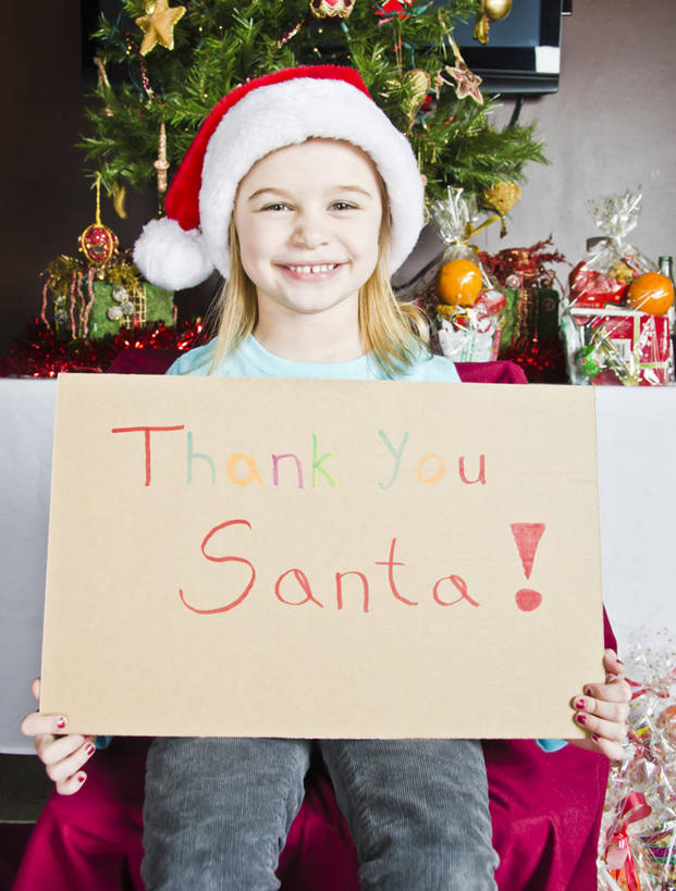 儿童,一个人,坐,笑,微笑,露齿笑,竖图,室内,正面,快乐,通讯,幸福,纯洁,美国,圣诞节,仅一个女性,仅一个人,庆祝,标志,文字,圣诞树,拿着,休闲装,布告,树,小孩,仅一个小孩,圣诞帽,可爱,童年,童趣,摄影,英文字母,消息,肖像,童真,烂漫,无邪,犹他,慷慨,盐湖城,谢谢,天真,女孩,女人,女性,孩子,彩图,女生