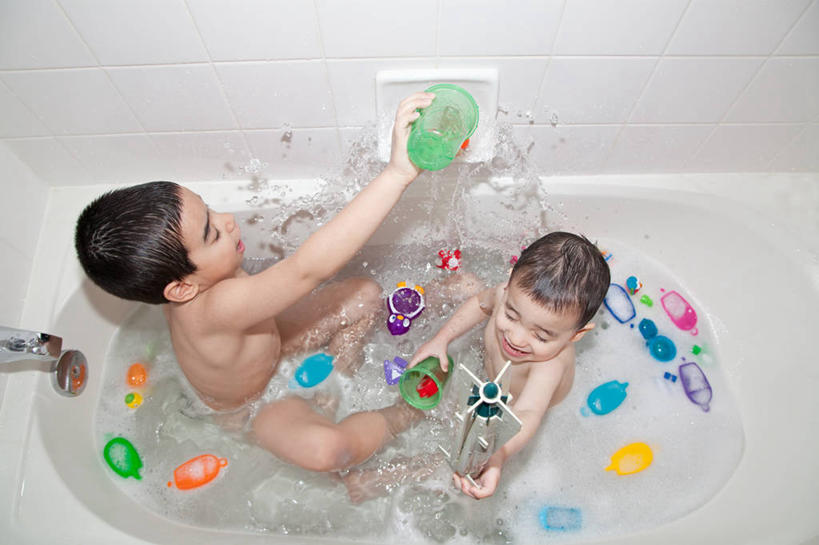 西方人,儿童,头发,一个人,两个人,兄弟,横图,俯视,室内,纯洁,水,浴室,玩具,欧洲,加拿大,欧洲人,仅一个男性,仅一个人,倒,内衣,拿着,裸露,小孩,黑色,张嘴,仅一个小孩,浴盆,可爱,乐趣,童年,童趣,摄影,享乐,裸,张大嘴巴,童真,烂漫,无邪,温哥华,天真,男孩,男人,男性,白种人,亚洲人,孩子,张开嘴,休闲活动,彩图,高角度拍摄,玩具船,男生,菲律宾人