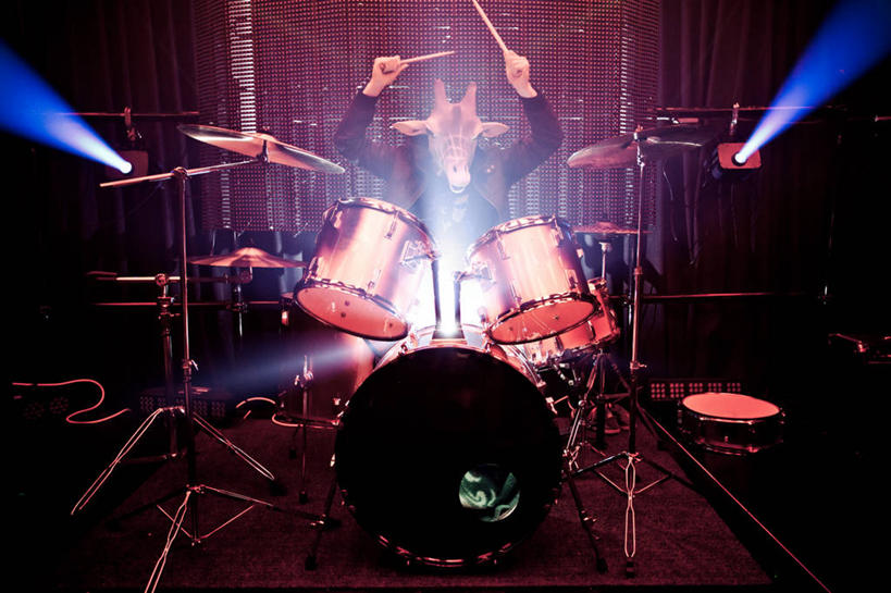 脸,头,脸颊,一个人,舞台,坐,横图,室内,正面,长颈鹿,日本,表演,日本文化,鼓,乐器,音乐,拿着,休闲装,数码合成,肩膀,遮,遮掩,摄影,聚光灯,照亮,掩盖,享乐,遮挡,鼓槌,遮盖,爵士鼓,冈山县,掩饰,技能,头部,脸部,脸蛋,面部,彩图,重金属