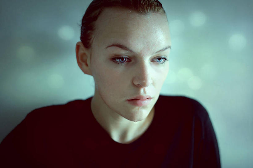 西方人,成年人,脸,头,眼睛,脸颊,头发,一个人,横图,室内,特写,英国,欧洲,欧洲人,仅一个年轻女性,仅一个女性,仅一个人,休闲装,肩膀,蓝色,思考,摄影,潮湿,毛发,写实,湿润,年轻女性,女人,女性,白种人,年轻人,头部,脸部,脸蛋,面部,彩图,短发,独处,白日梦