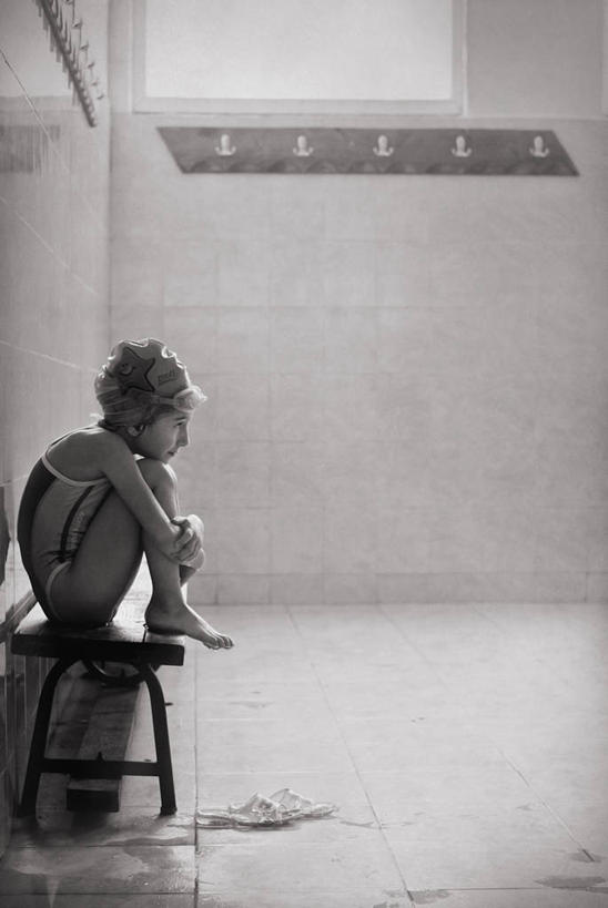 儿童,一个人,竖图,黑白,室内,白天,侧面,泳装,纯洁,寂寞,衣帽间,保加利亚,仅一个女性,仅一个人,长椅,小孩,看,仅一个小孩,放松,可爱,童年,童趣,摄影,抱膝,童真,烂漫,无邪,技能,天真,女孩,女人,女性,孩子,屈膝,女生