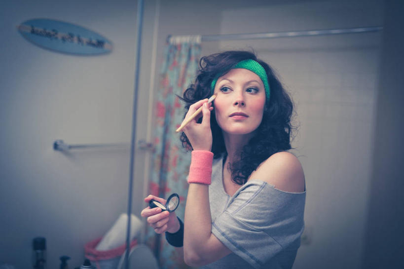 西方人,成年人,脸,头,脸颊,一个人,横图,室内,浴室,欧洲,美国,欧洲人,仅一个年轻女性,仅一个女性,仅一个人,准备,束发带,护腕,拿着,肩膀,彩妆,化妆刷,摄影,保护,伊利诺斯州,芝加哥市,年轻女性,女人,女性,白种人,年轻人,头部,脸部,脸蛋,面部,彩图