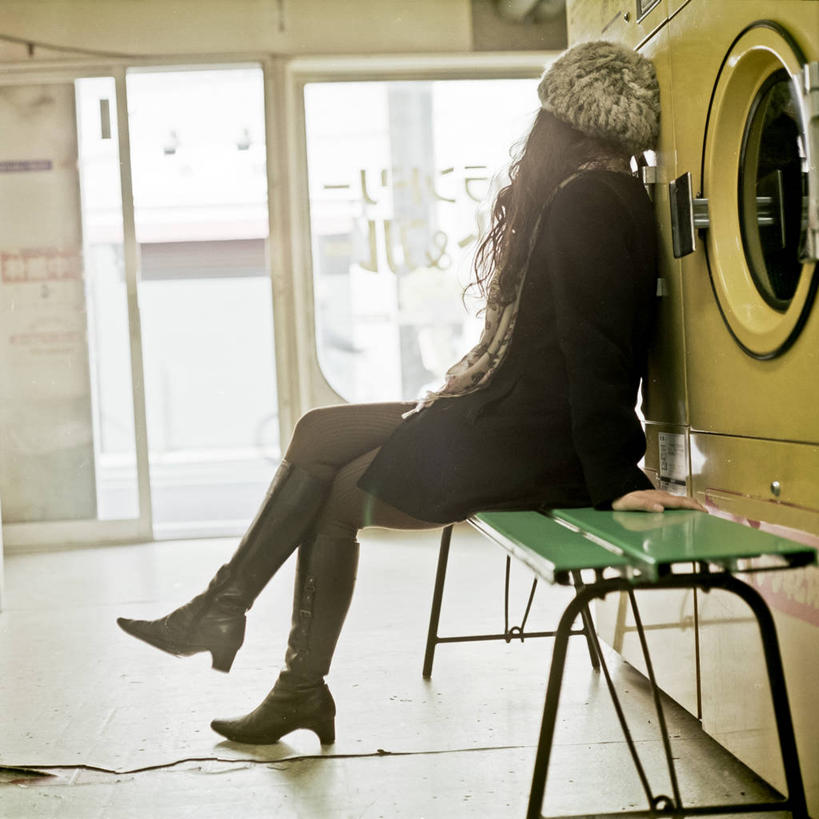 成年人,一个人,坐,横图,室内,白天,侧面,高跟鞋,时尚,东京,日本,仅一个女性,长椅,首都,二郎腿,思考,放松,摄影,洗衣机,贝雷帽,等,彩图,独处