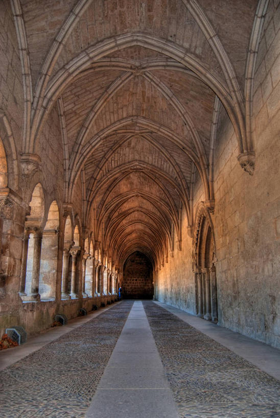 无人,竖图,室内,白天,日光,西班牙,柱子,拱门,历史,石墙,摄影,回廊,宁静,基督教,修道院,布尔戈斯,彩图
