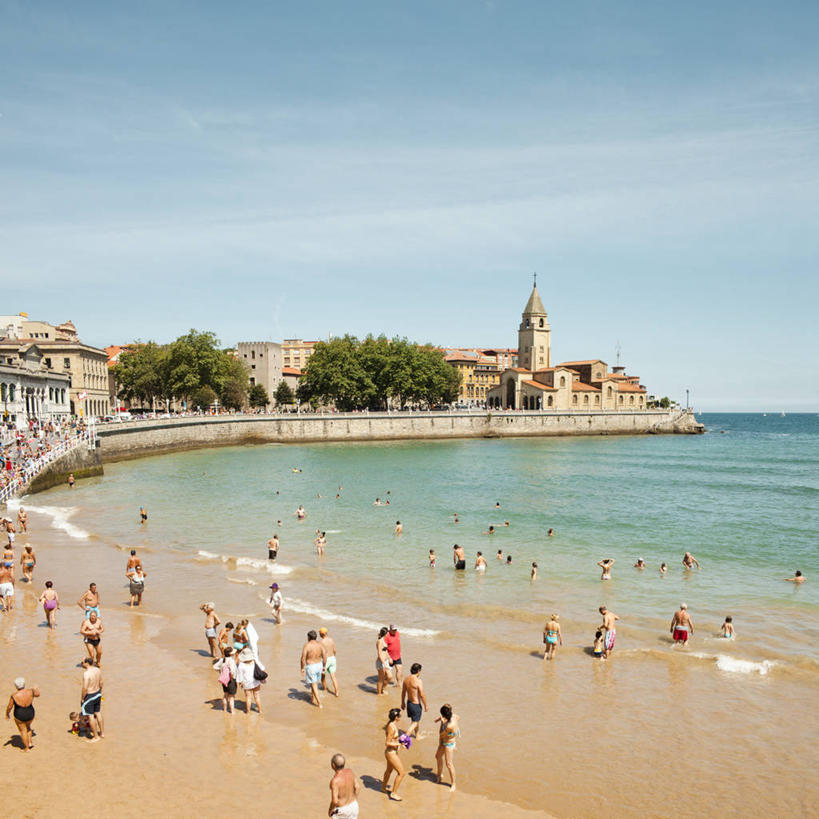 方图,室外,白天,泳装,度假,海洋,城市,建筑,西班牙,沙子,许多人,裸露,树,天空,一群人,乐趣,摄影,享乐,裸,阿斯图里亚斯,海滩,休闲活动,彩图,希洪