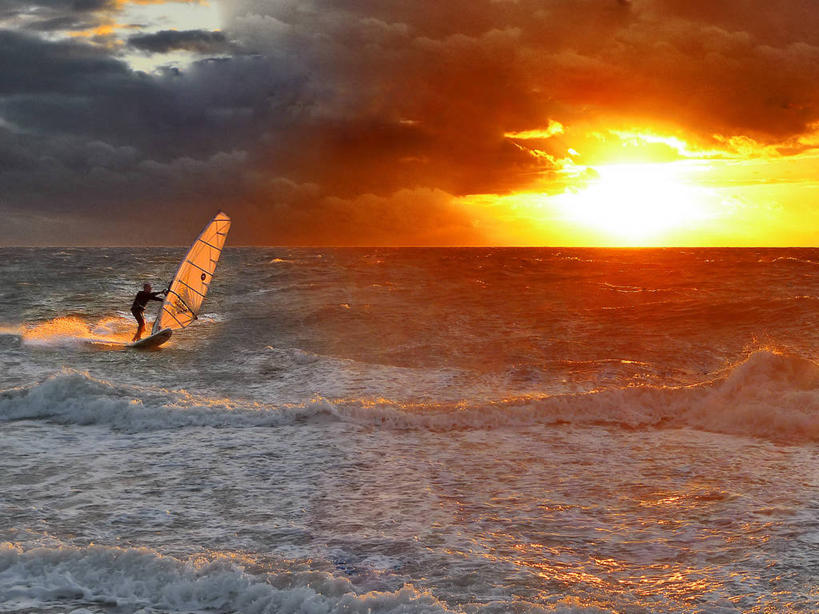 成年人,一个人,横图,室外,海洋,日落,太阳,暴风雨,德国,欧洲,仅一个男性,溅,水平线,乌云,风景,自然,摄影,西欧,海景,德意志联邦共和国,石荷州,石勒苏益格.荷尔斯泰因,石勒苏益格.荷尔斯泰因州,冒险,彩图,帆板运动