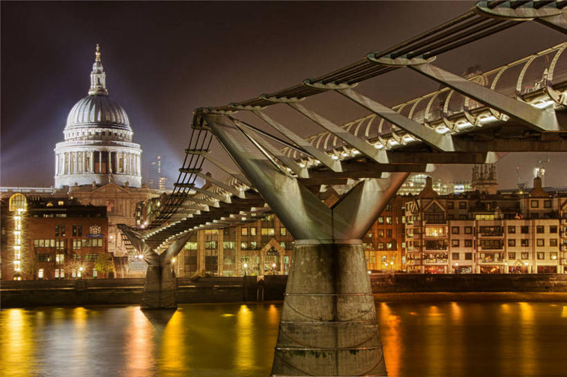 无人,横图,室外,夜晚,河流,城市,建筑,英国,反射,柱子,首都,联系,圣保罗大教堂,泰晤士河,地标建筑,摄影,宗教,人行桥,照亮,圆顶建筑,英国文化,伦敦千禧桥,彩图,大教堂