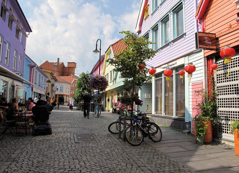 坐,横图,室外,白天,建筑,街道,自行车,挪威,欧洲,灯笼,房屋,云,天空,摄影,斯堪的纳维亚,北欧,斯堪的那维亚,斯堪的那维亚半岛,斯堪的纳维亚半岛,挪威王国,斯塔万格,露天咖啡馆,罗加兰,罗加兰郡,彩图