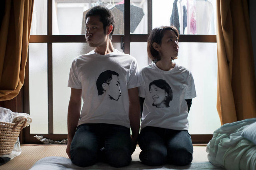 东方人,成年人,中年人,两个人,横图,室内,正面,窗户,窗帘,东京,日本,亚洲,并排,首都,T恤,休闲装,黄种人,日本人,摄影,反差,异性恋,年轻女性,中年男性,亚洲人,年轻人,跪着,争论,彩图,伴侣,短发