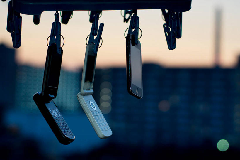 无人,横图,室外,技术,手机,东京,日本,吊挂,悬挂,首都,挂,黄昏,摄影,多样,幽默,智能手机,衣夹,无线电技术,彩图