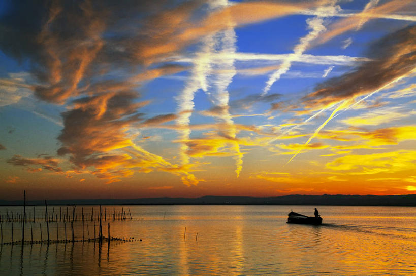 无人,横图,室外,海洋,日落,船,西班牙,反射,烟雾,云,天空,自然,运输,摄影,宁静,污染,废气,剪影,飞机尾迹,尾迹云,机尾云,飞机拉烟,云带,尾迹,机尾迹,飞机尾气,巴伦西亚省,彩图