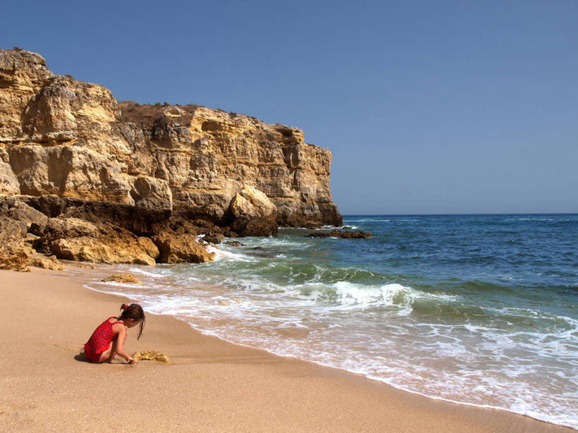 西方人,儿童,一个人,蹲,横图,室外,白天,侧面,泳装,度假,纯洁,海洋,葡萄牙,欧洲,欧洲人,仅一个女性,仅一个人,沙子,小孩,天空,仅一个小孩,可爱,童年,童趣,摄影,享乐,岩层,童真,烂漫,无邪,阿尔布费拉,天真,女孩,女人,女性,白种人,孩子,海滩,岩石,彩图,女生