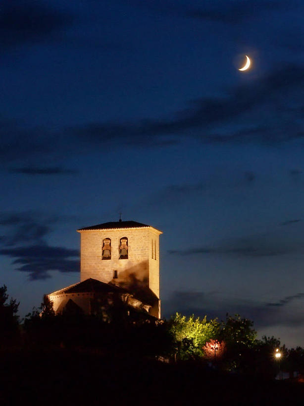 无人,教堂,竖图,室外,夜晚,建筑,西班牙,月亮,云,半月,月光,历史,天空,模型,摄影,宗教,明亮,照亮,基督教,宗教建筑,天文学,皎洁,纳瓦拉,彩图