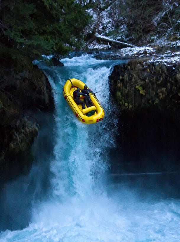 两个人,竖图,室外,白天,长时间曝光,探险,海浪,美国,极限运动,自然,气垫床,摄影,落下,宁静,享乐,华盛顿州,冒险,危险,岩石,彩图