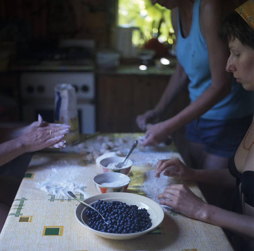 西方人,成年人,中年人,老年人,脸,头,脸颊,手,三个人,家庭,站,坐,横图,室内,白天,团队,厨房,桌子,蓝莓,欧洲,白俄罗斯,欧洲人,准备,灶台,面粉,休闲装,饮食,肩膀,汤匙,碗,做,温暖,温馨,一家人,人体,摄影,部分,和睦,汤圆,老年女性,中年女性,白种人,头部,脸部,脸蛋,面部,彩图,融洽